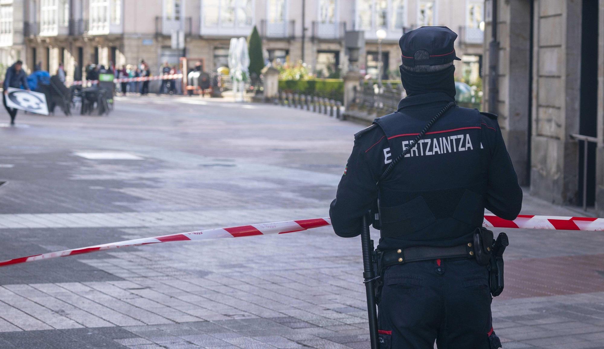 En imágenes: La Ertzaintza acordona la plaza de la Provincia para investigar el pelotazo a un manifestante