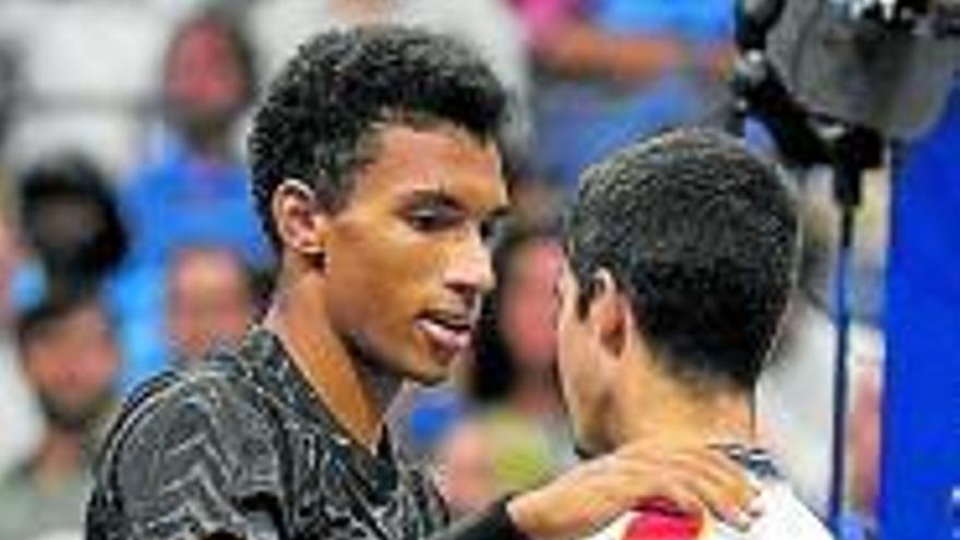 Carlos Alcaraz golpea a la bola con intensidad en su duelo de cuartos de final del US Open. Foto: Efe