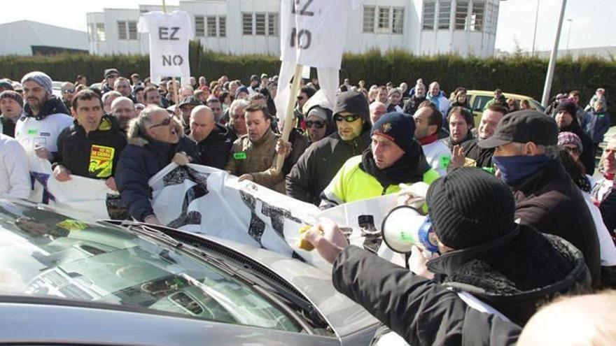 Momentos de tensión entre los empleados cuando salieron de la planta los representantes de Garrigues.