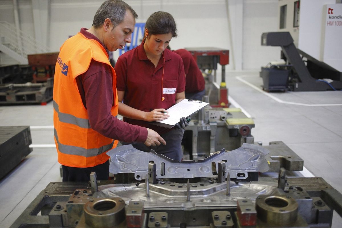 Industria. Tiene un efecto tractor en el conjunto de la economía por su capacidad de generación de empleo en el resto del tejido productivo. Un total de 183.319 vascos trabajan en la industria. A ellos hay que sumar parte de los 27.400 cotizantes del sector de las tecnologías de la información y los casi 63.000 de  actividades ciéntifica, también ligados a las fábricas en gran medida.