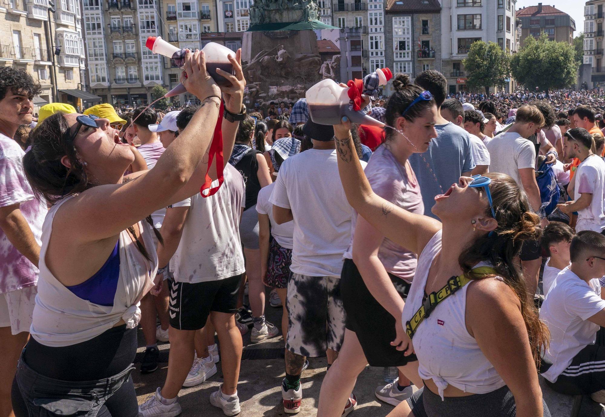 En imágenes: Vitoria sale a la calle a celebrar La Blanca tras el txupinazo