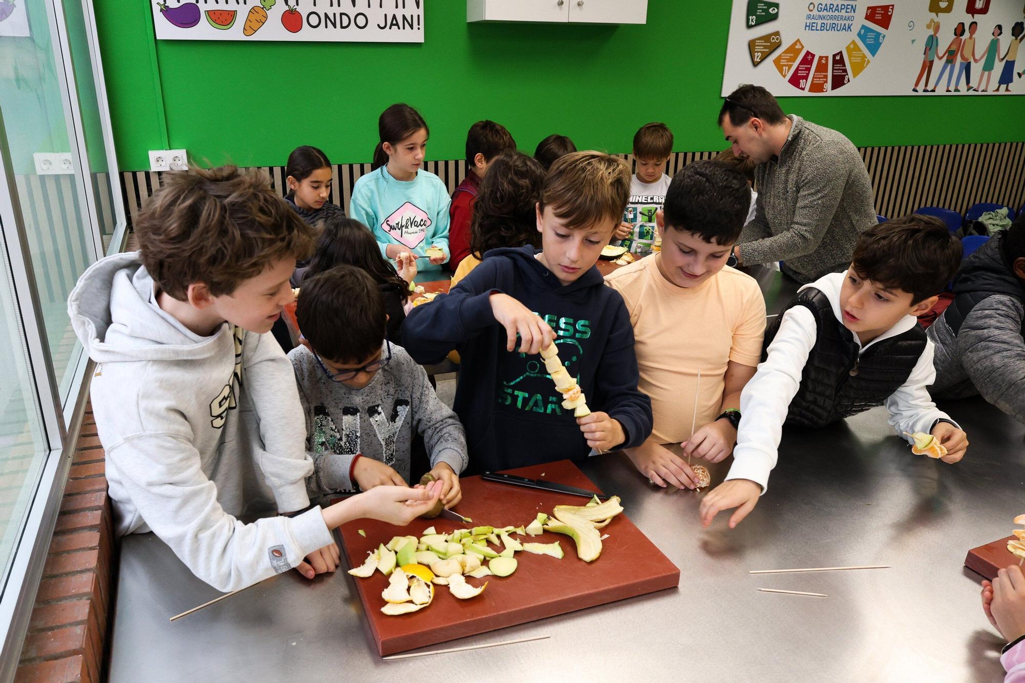 Escolares de San Antonio Ikastetxea de Durango preparan brochetas de frutas en Mercabilbao.