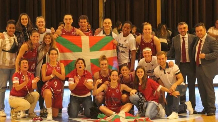 Las jugadoras del Gernika celebran su pase a la fase de grupos de la Eurocup