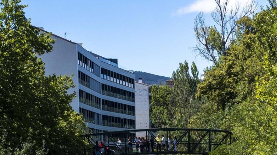 Fiestas de Estella: cucaña en el Río Ega