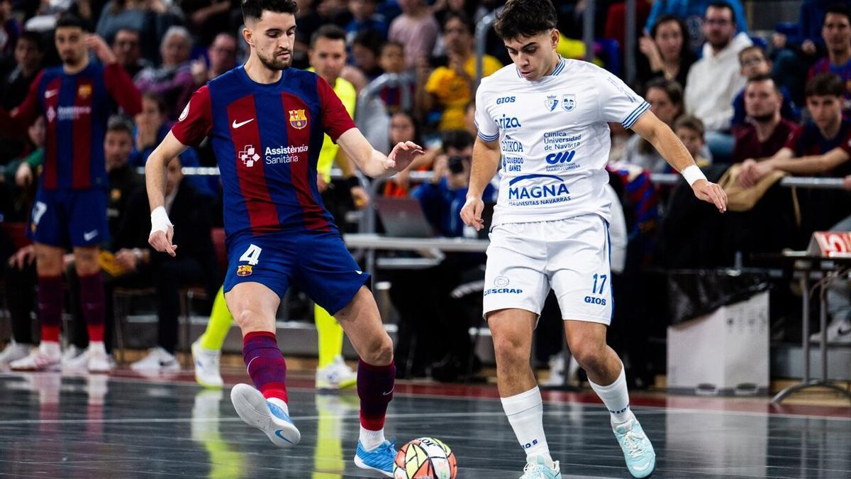 Pachu controla el balón ante André Coelho.