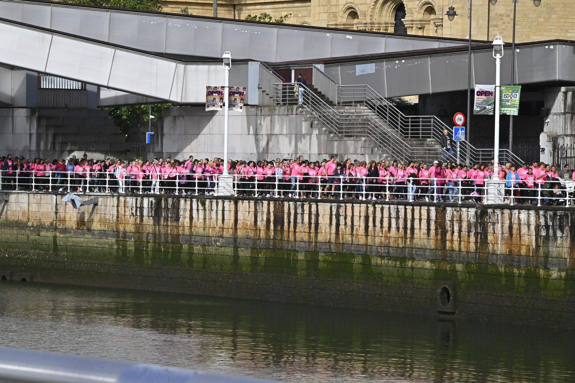 En imágenes: los paraguas tiñen la marea rosa de Bilbao