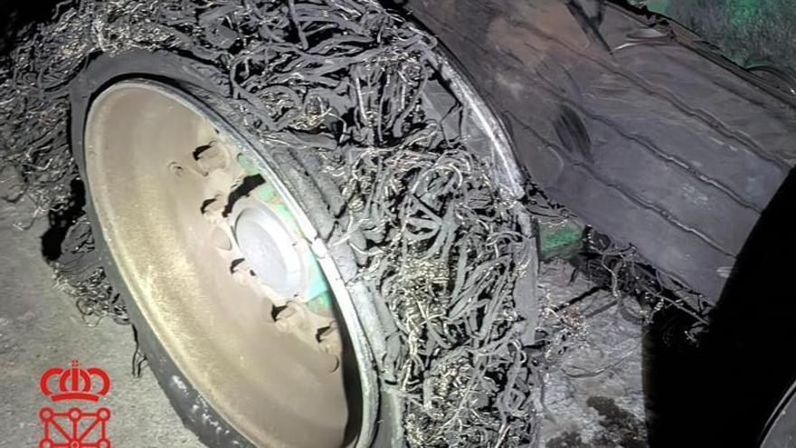 Detenido un camionero que circulaba por la N-121-A con una rueda reventada y septuplicó la tasa de alcohol