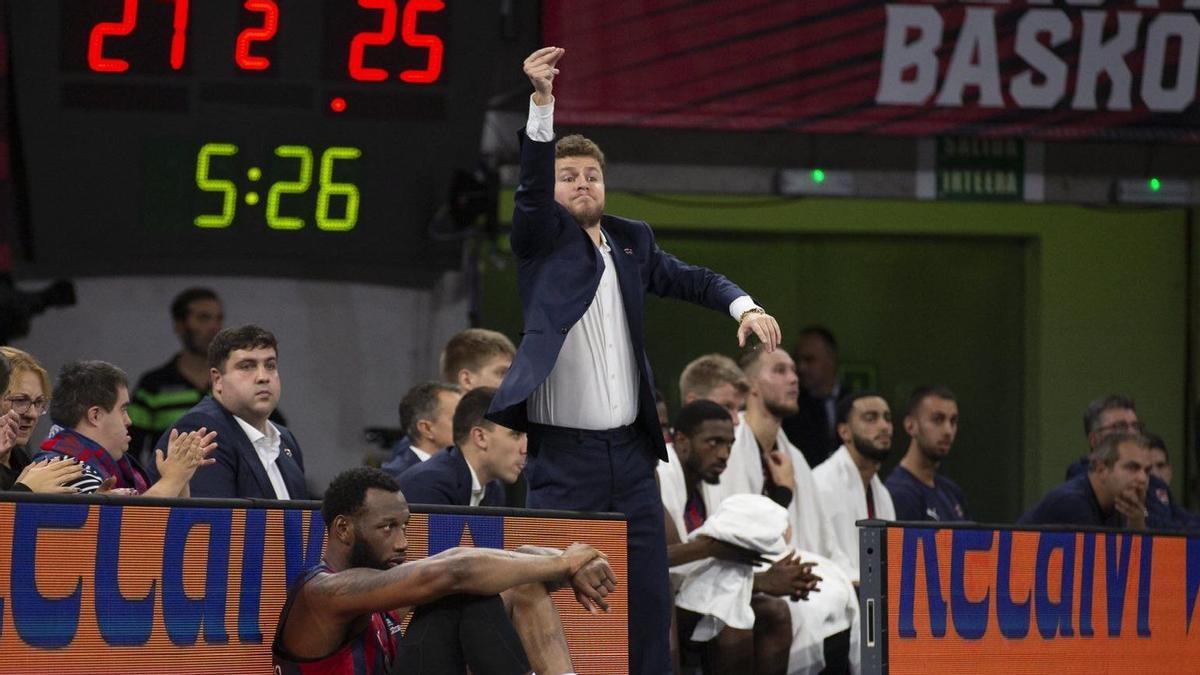Nacho Juan da instrucciones desde el banquillo durante un partido de la pasada temporada