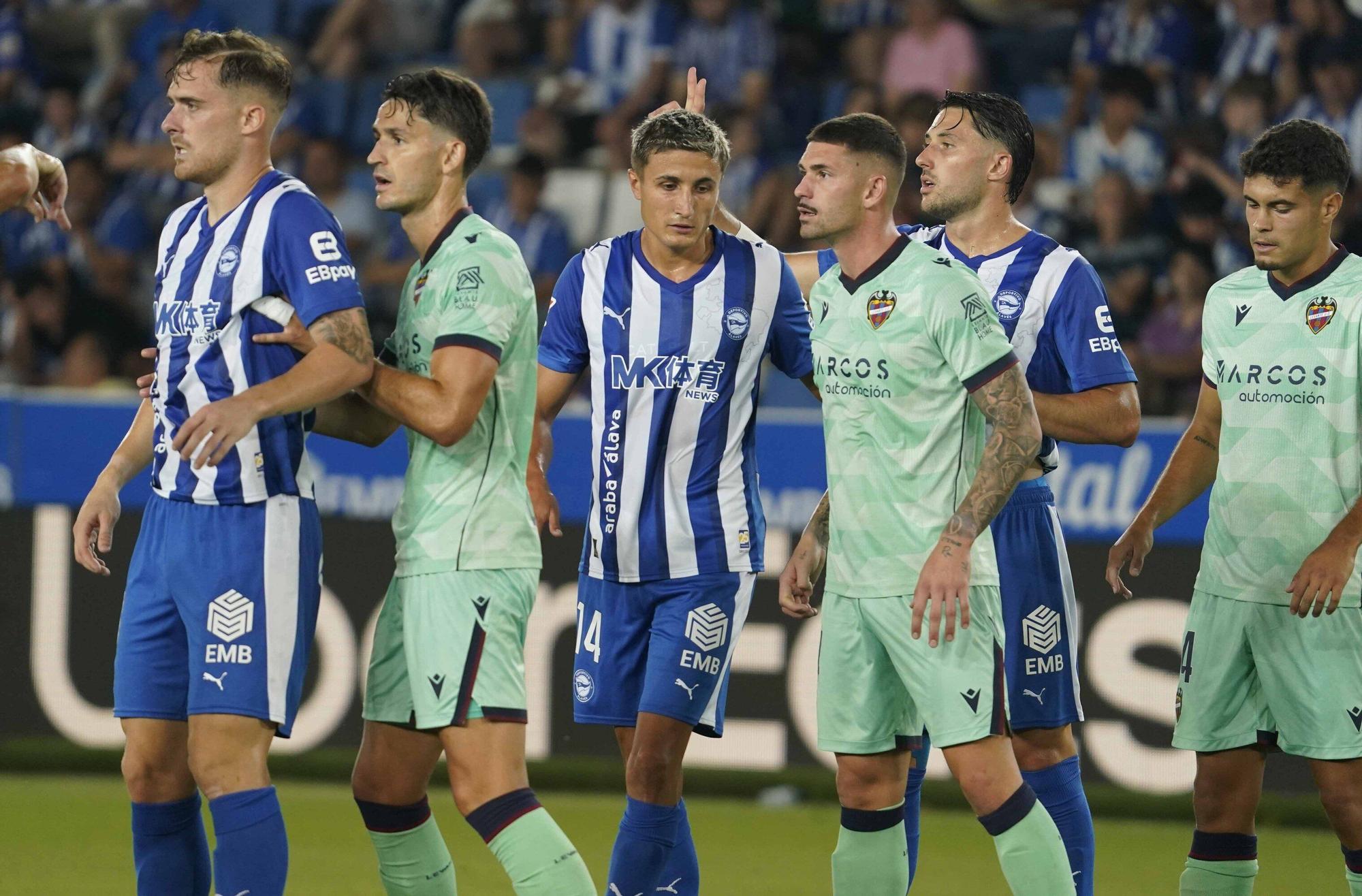 En imágenes: Así está siendo el debut liguero del Alavés contra el Levante
