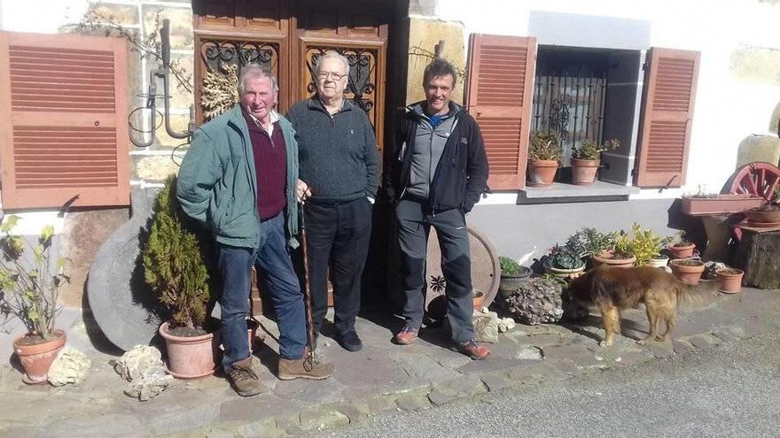 Xanti Elizagoien, Periko Urrutia y Mikel Albisu, en Saldias.