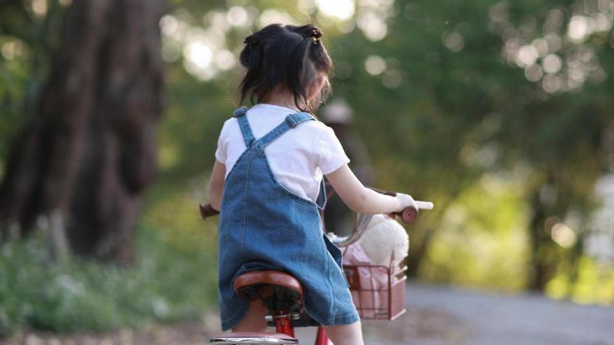 Liberada una niña que quedó atrapada en el chasis de su bici