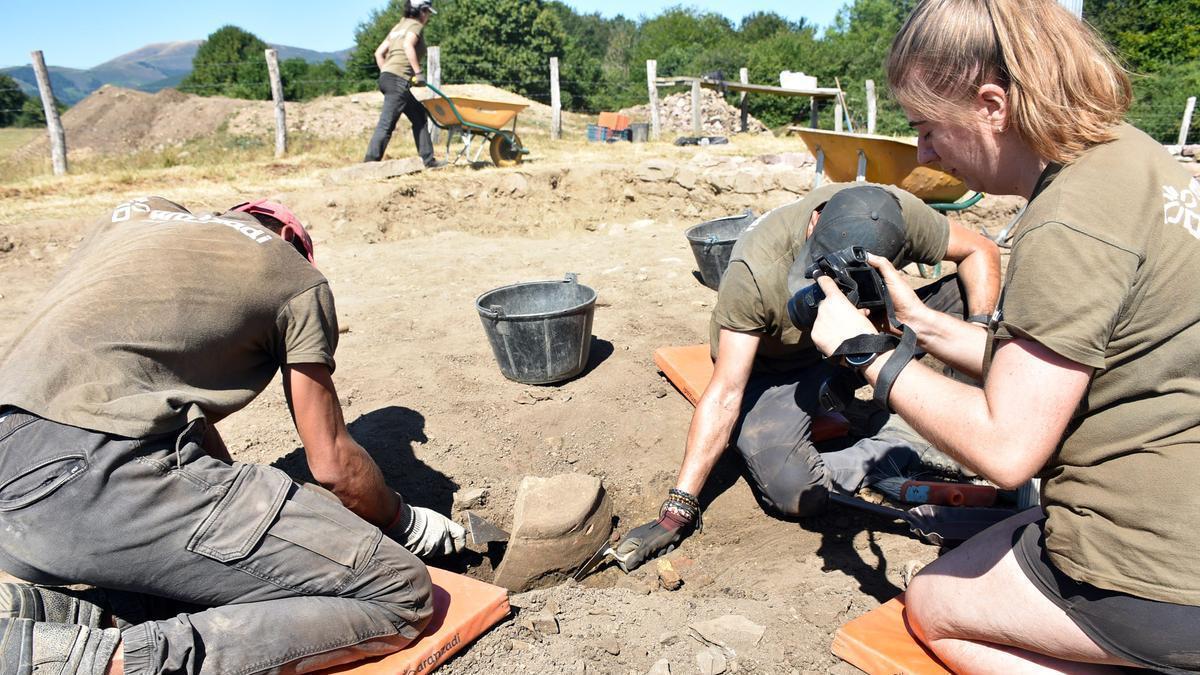 Voluntarios de Aranzadi en el momento de extracción de una de las dos grandes tinajas (dolium) encontradas este pasado martes.
