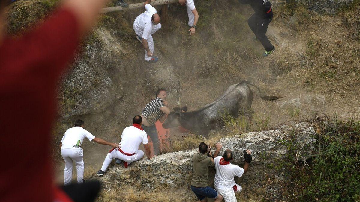 El exfutbolista intenta evitar una embestida