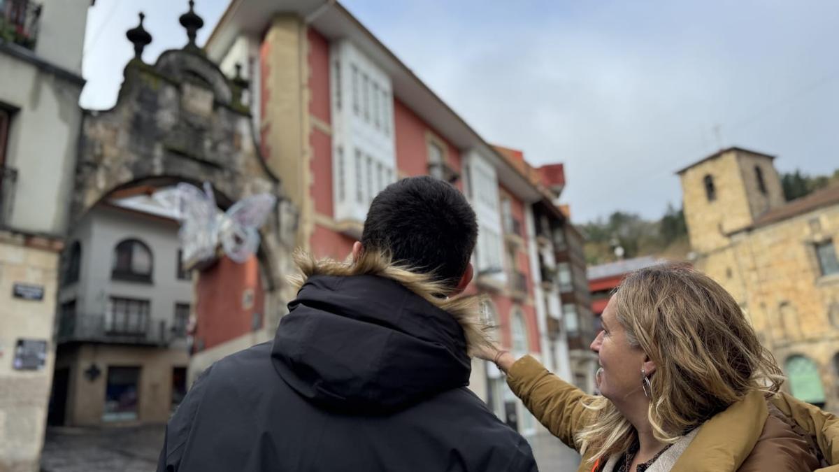 La alcaldesa de Arrasate, Maider Morras, junto al Portalon.