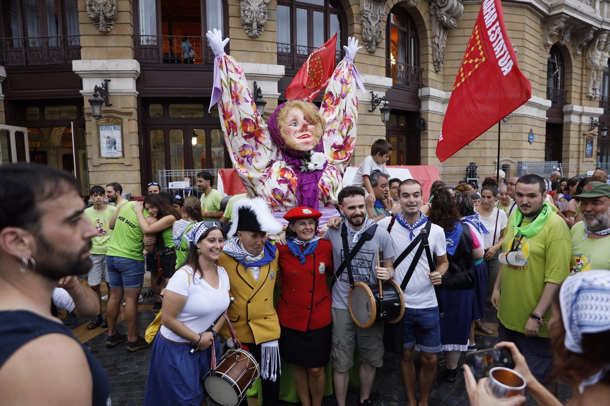 En imágenes: apertura de txosnas y toro de fuego