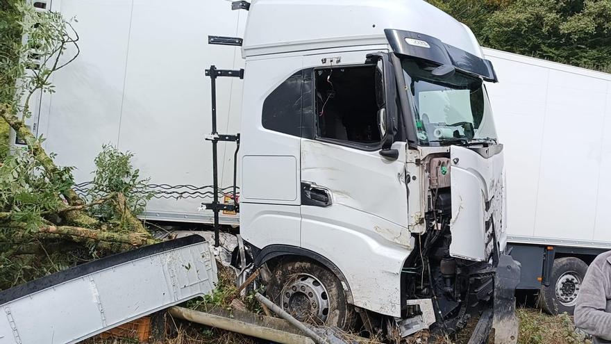 Aparatoso accidente de un camión en la carretera N-121-A en Ultzama