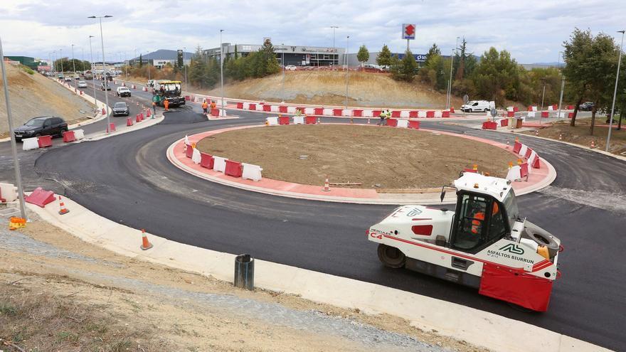 Fotos de las obras de la nueva glorieta junto a la Ronda de Pamplona (PA-30)