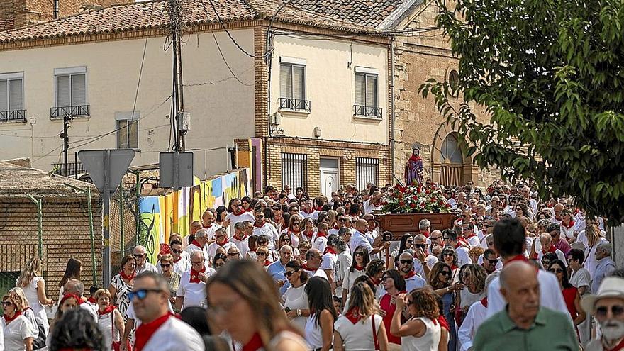 San Bartolomé es arropado por cientos de vecinos en su día grande