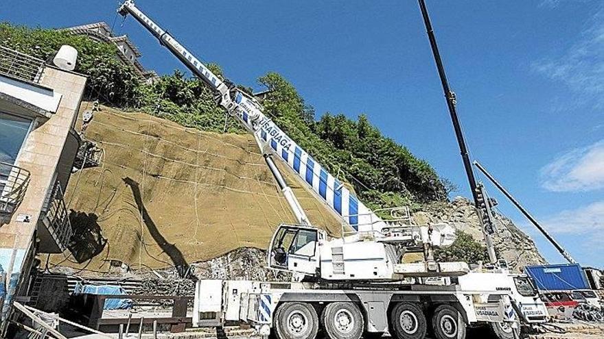 Una malla cubre la ladera del Peine del Viento