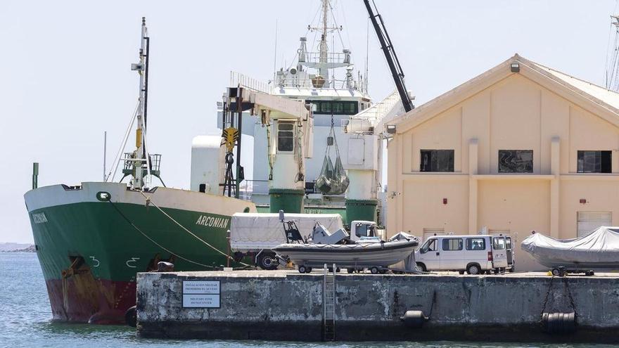 Un alijo de récord: la Guardia Civil intercepta en alta mar un carguero con al menos 30 toneladas de cocaína