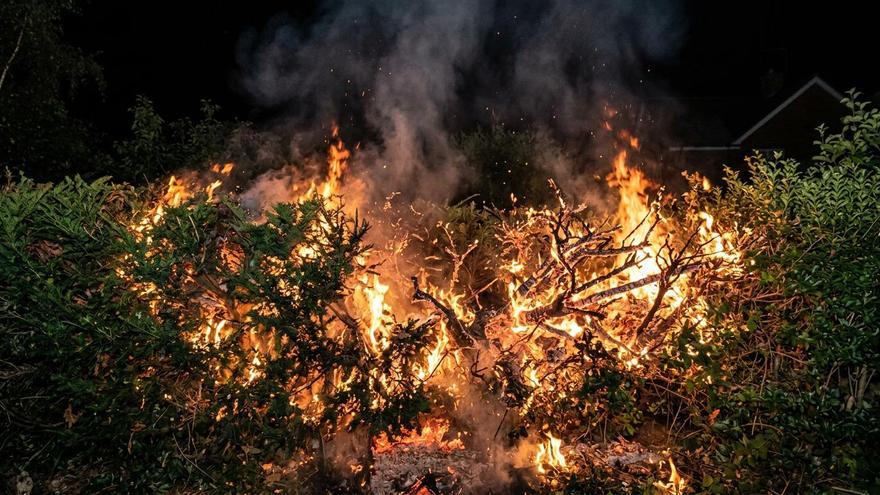 Un vecino, trasladado al HUN por inhalación de humo tras el incendio de un seto en Ardanaz de Egüés