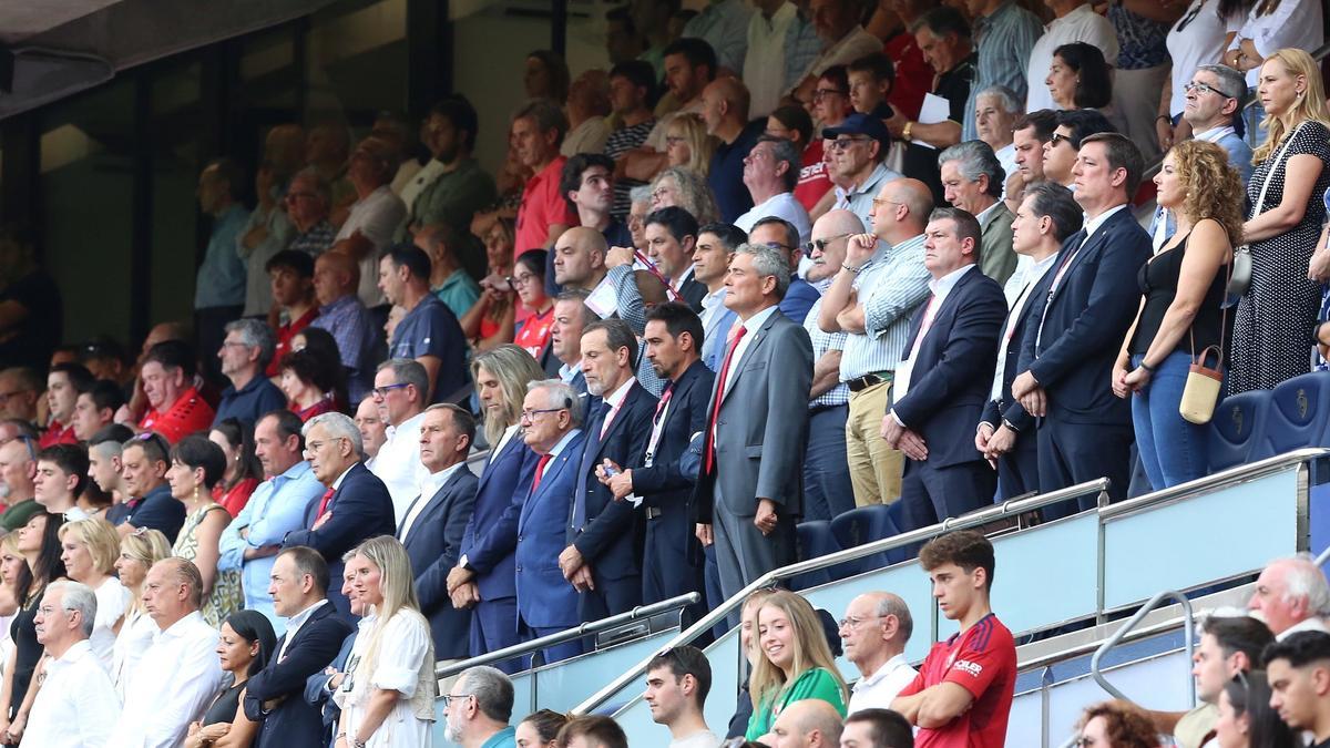 Directivos de Osasuna y Valencia, durante el minuto de silencio por los socios y las socias fallecidos el último año.