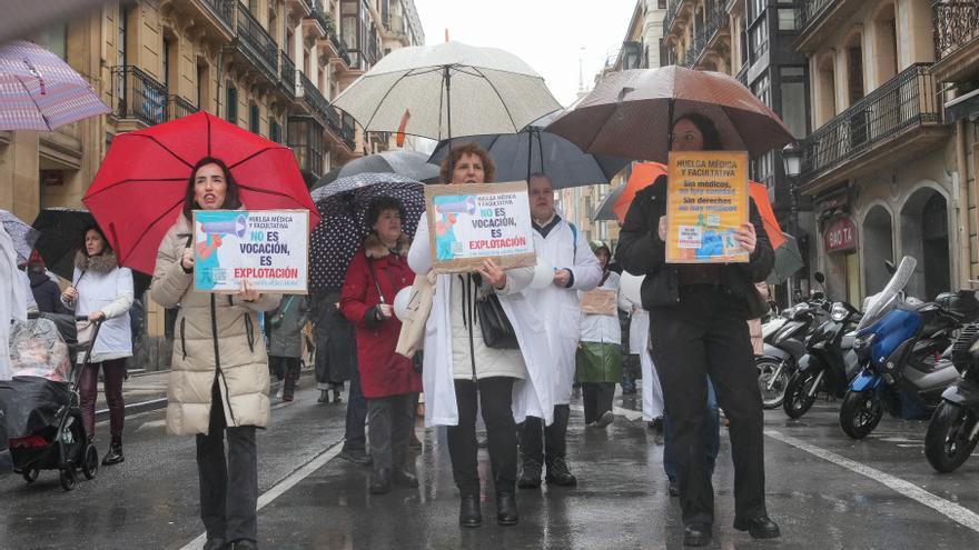 Los médicos vascos dejan de hacer horas extra y limitan las cirugías por la tarde en su lucha por un estatuto propio