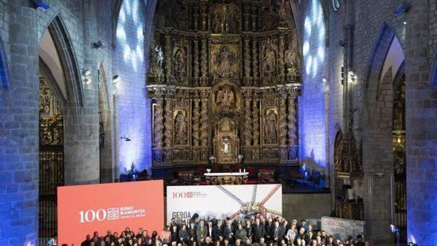 Foto de familia, ayer, en la iglesia de San Miguel de Oñati.