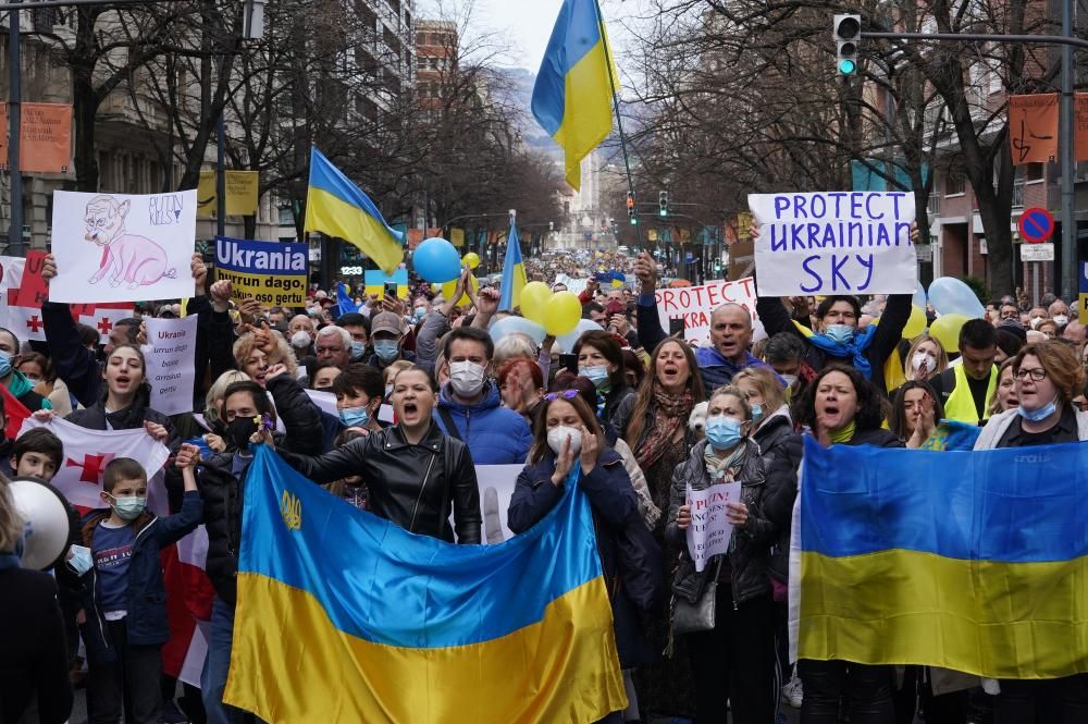 Miles de vascos se manifiestan en contra de la invasión rusa en Ucrania