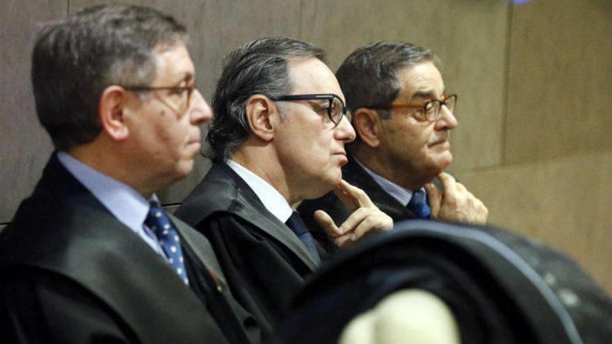El ex delegado del Gobierno en el País Vasco Mikel Cabieces, el abogado Rafael Alcorta y expresidente de Kutxabank Mario Fernández.