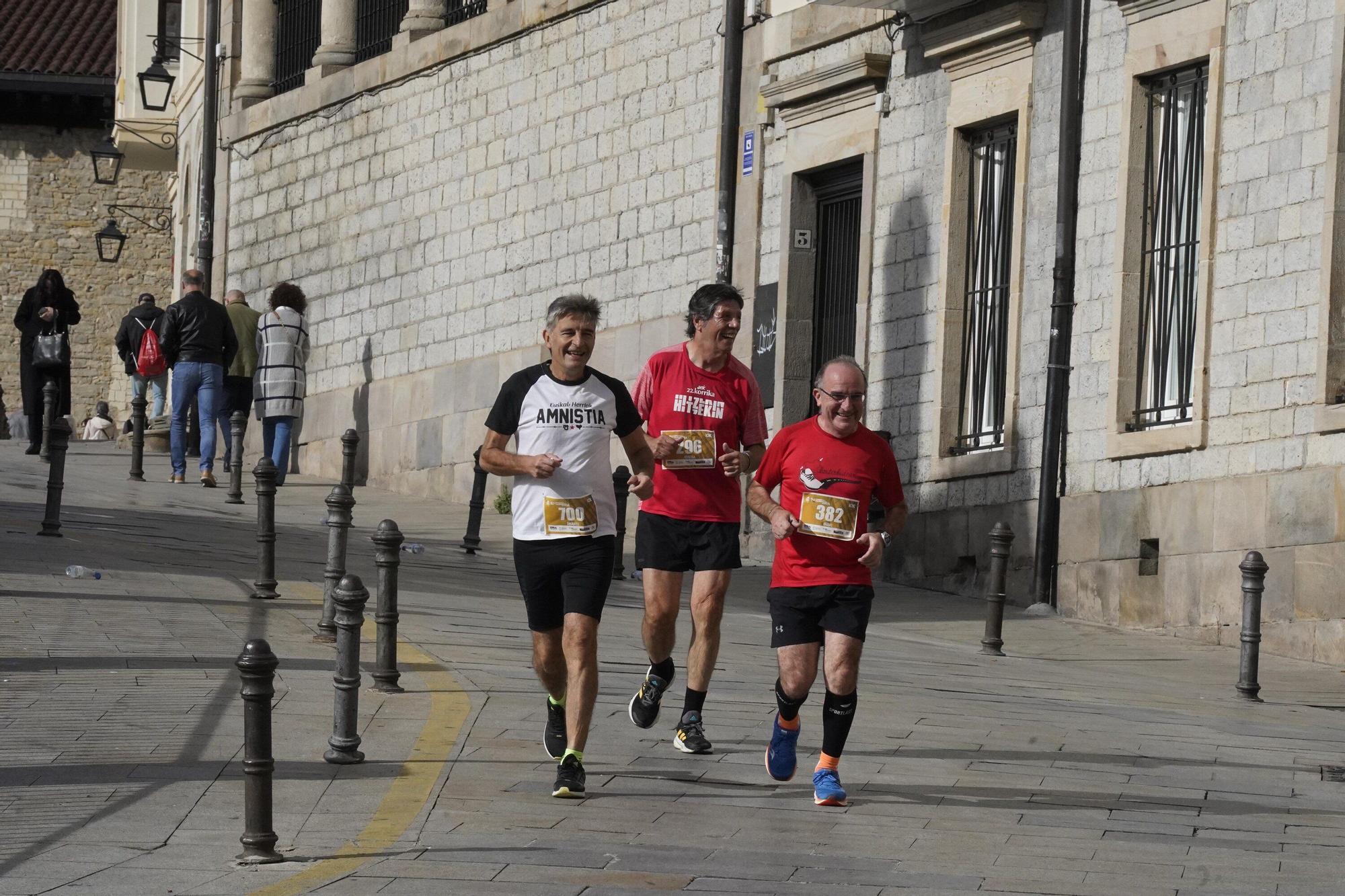 En imágenes: Miles de personas conquistan la Almendra de Gasteiz