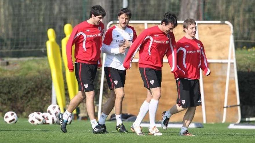 Los navarros San José, Gurpegi y Muniain; y el riojano David López, durante un entrenamiento en Lezama a las órdenes de Joaquín Caparrós.