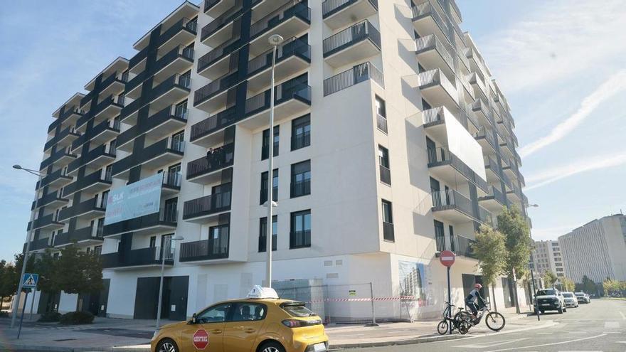 Visita a la promoción de vivienda protegida en alquiler en Zabalgana