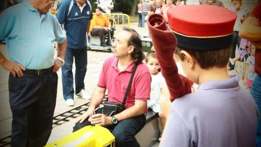 Un niño se encargaba de dar la salida a los trenes, como en la estación