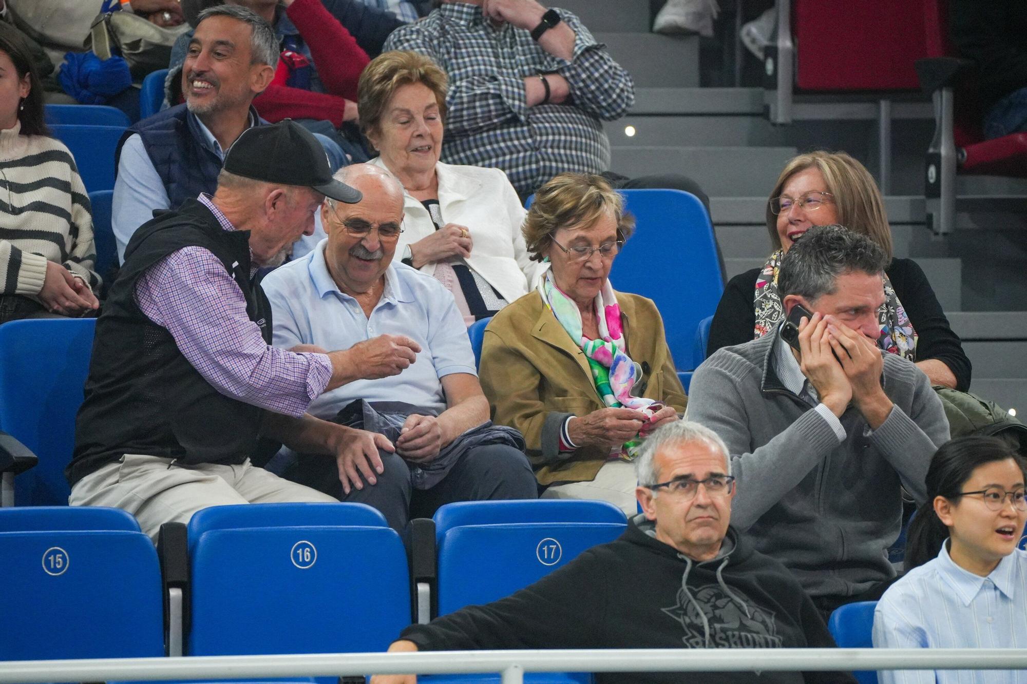 En imágenes: Ambientazo en el Baskonia - Olympiacos (¡Búscate en las fotos!)