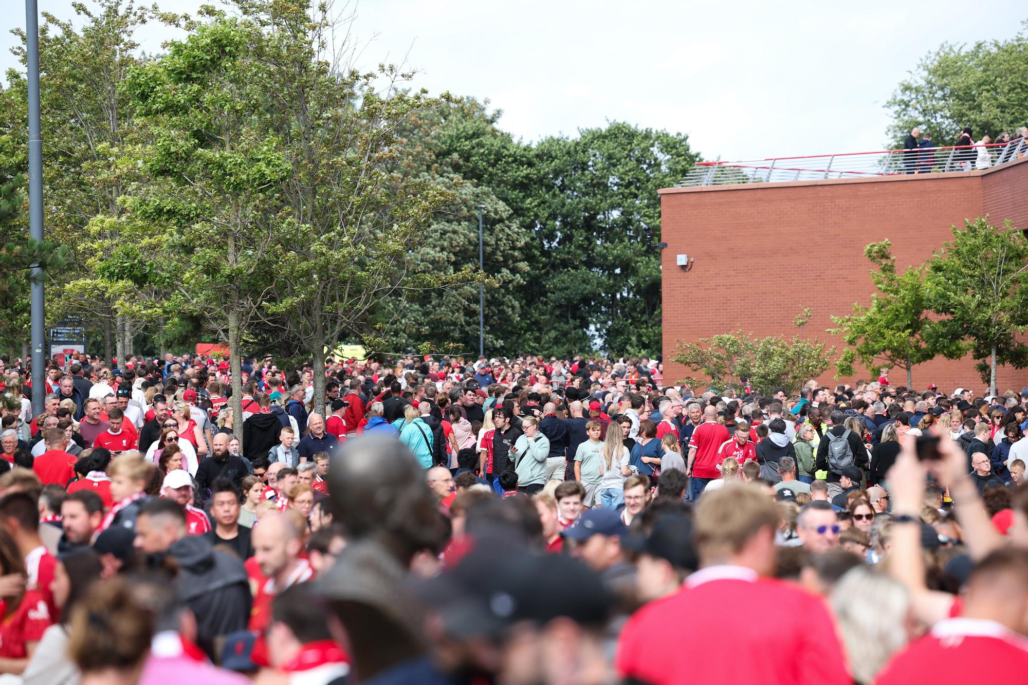 En imágenes: desalojo de la tribuna de Anfield