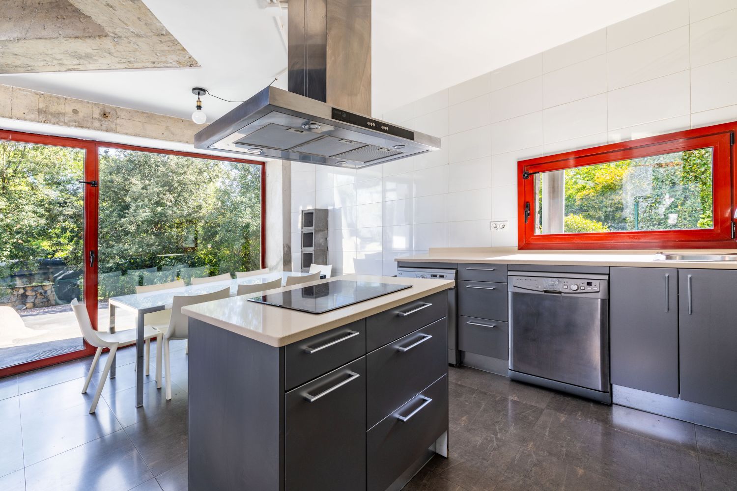 Exclusiva Villa Bifamiliar en venta en un paraíso, ubicada en el Alto de Zorroaga, en San Sebastián
