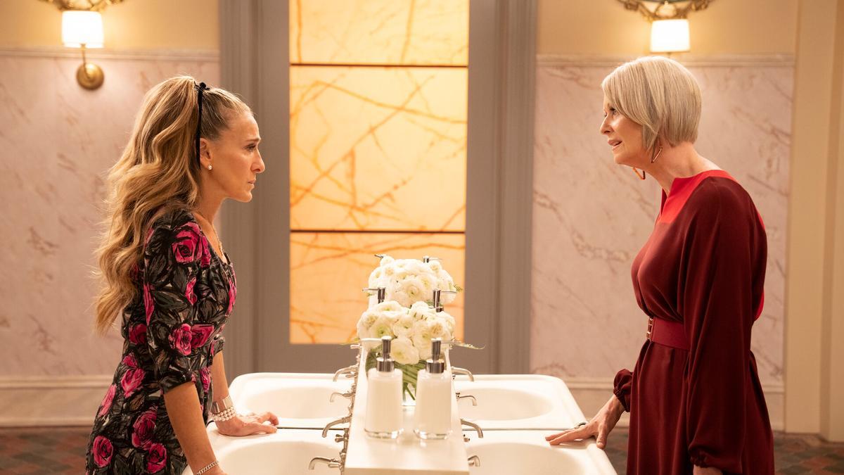 Sarah Jessica Parker, como Carrie, y Cynthia Nixon, como Miranda, en la serie &#039;And Just Like That&#039;.