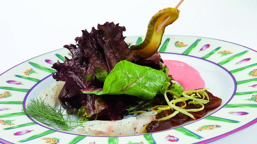 Ensalada Primeros Brotes Rouge con arenque ahumado y mahonesa al aroma de remolacha.
