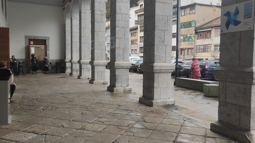 Los puestos de verduras, bacalao, pasta, embutidos y flores de la plaza del Mercado de Elgoibar estrenan ubicación