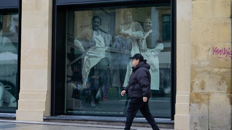 El edificio Arkoak de La Bretxa en Donostia luce ya fotografías históricas a gran tamaño del antiguo mercado