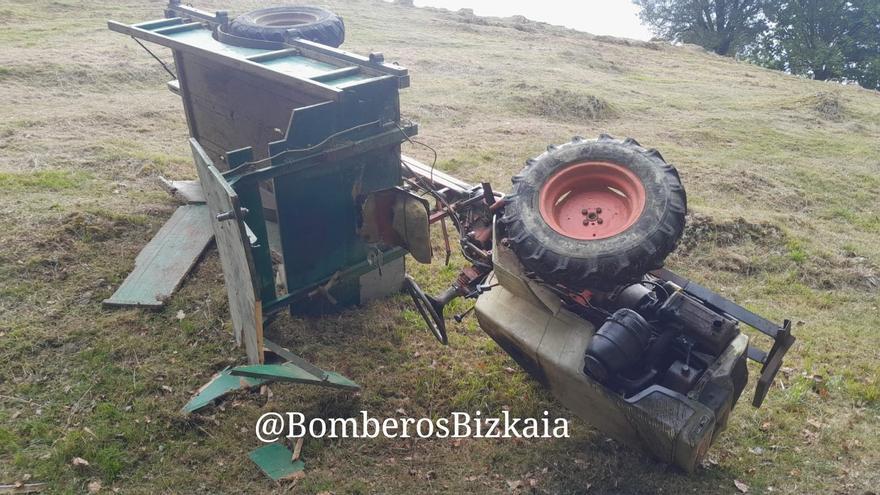 Rescatan a un baserritarra herido en Berriz después de que su tractor volcase