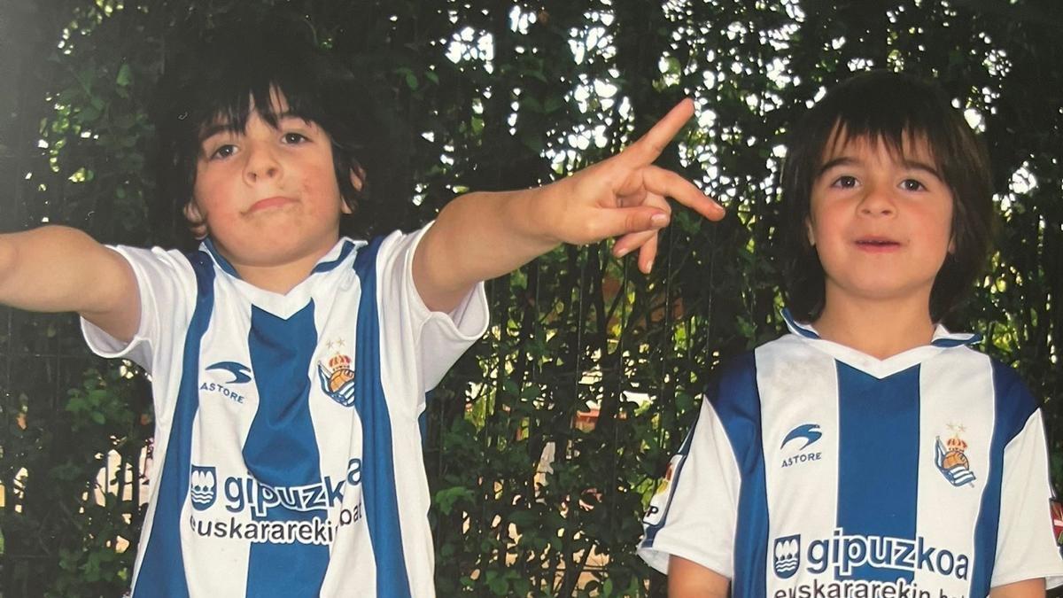 Jon Martín (izquierda), vestido de txuri-urdin siendo aún un niño.