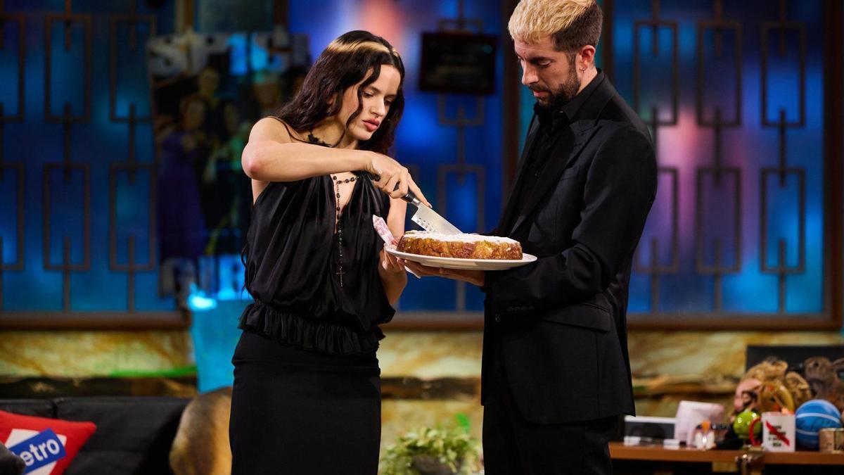 En su visita a La Revuelta, Rosalía se ganó al público rápidamente con un gesto que nadie esperaba: llevó un bizcocho hecho por ella misma.