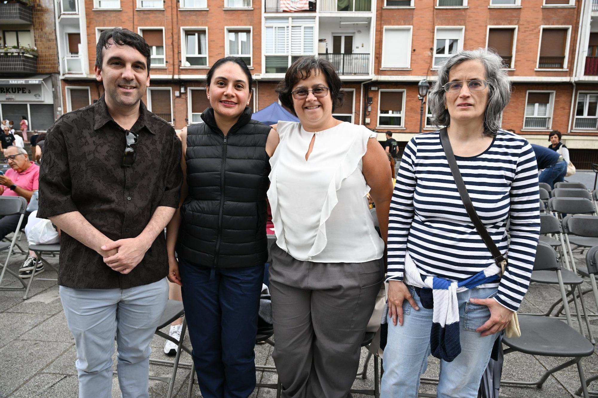 Mikel Garrido, Natalie Pinzón, Maite Merino y Lorena Bravo se sentaron en la primera fila de sillas dispuestas en la plaza del Karmelo.