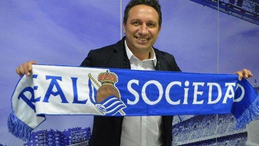 Eusebio muestra una bufanda txuri-urdin en el interior de Anoeta tras firmar su nuevo contrato con la Real por esta temporada y una más.
