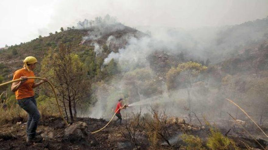 Una gran nube de humo y ceniza provocada por los incendios de Cortes de Pallás y de Andilla cubre desde esta mañana una gran parte de la provincia de Valencia,