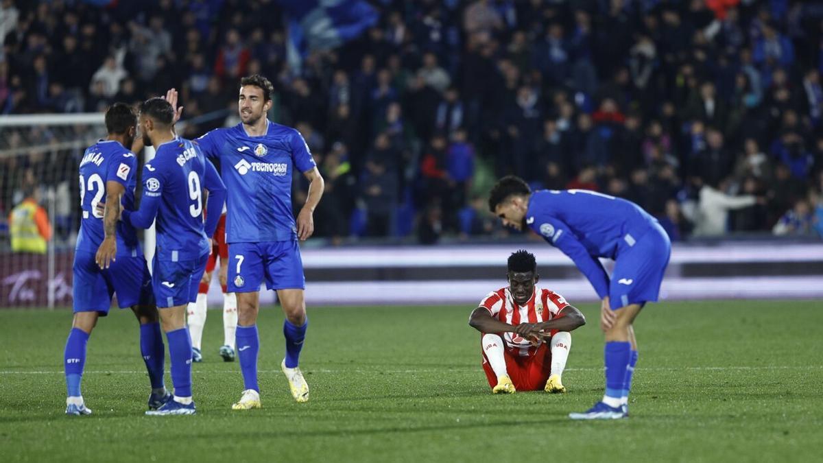 Los jugadores del Getafe SAD celebran su victoria al término del partido