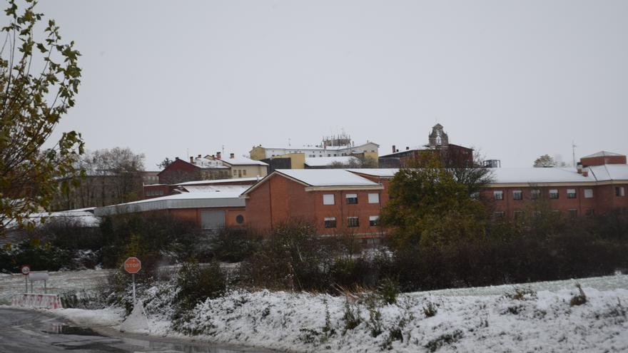 La nieve llega a la Llanada Oriental y complica la circulación en las carreteras de la comarca
