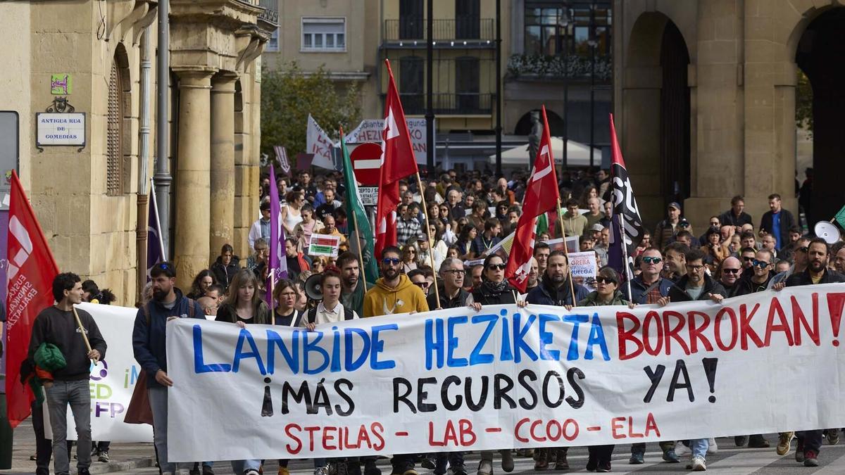 Manifestación convocada por los sindicatos LAB, Steilas, CCOO y ELA en el marco de la huelga docente en los centros de FP.
